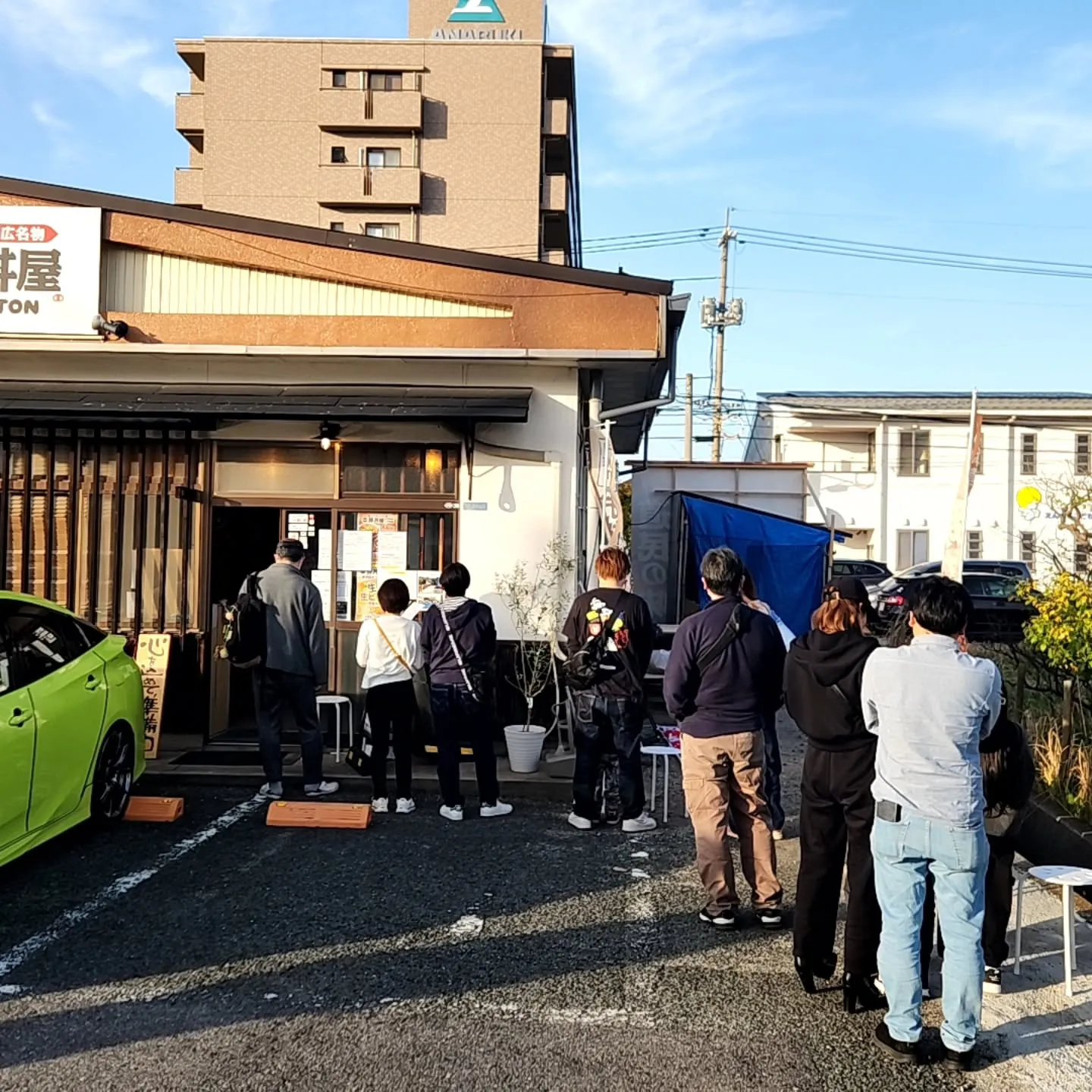 11日(土)の夜タイム前のオープン前行列です。