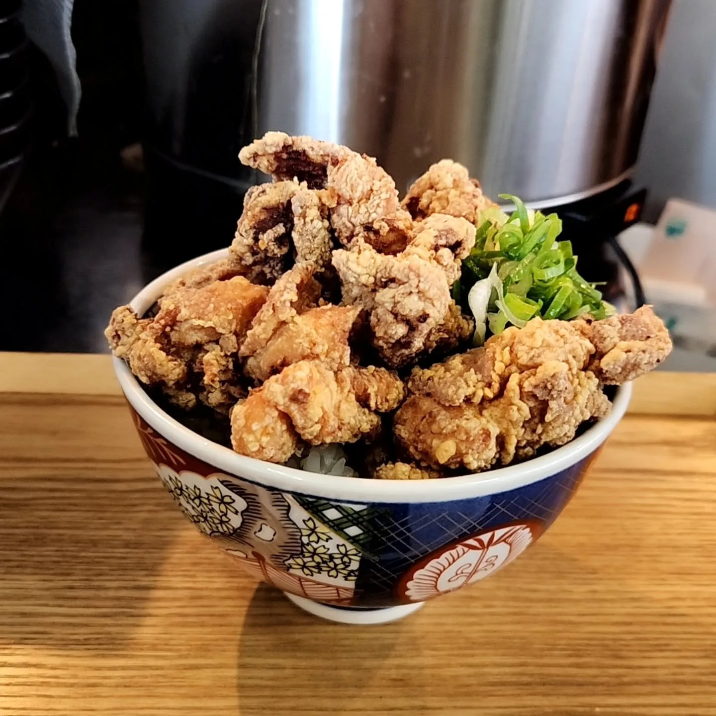 当店の鳥の唐揚げ丼　並盛　です😋