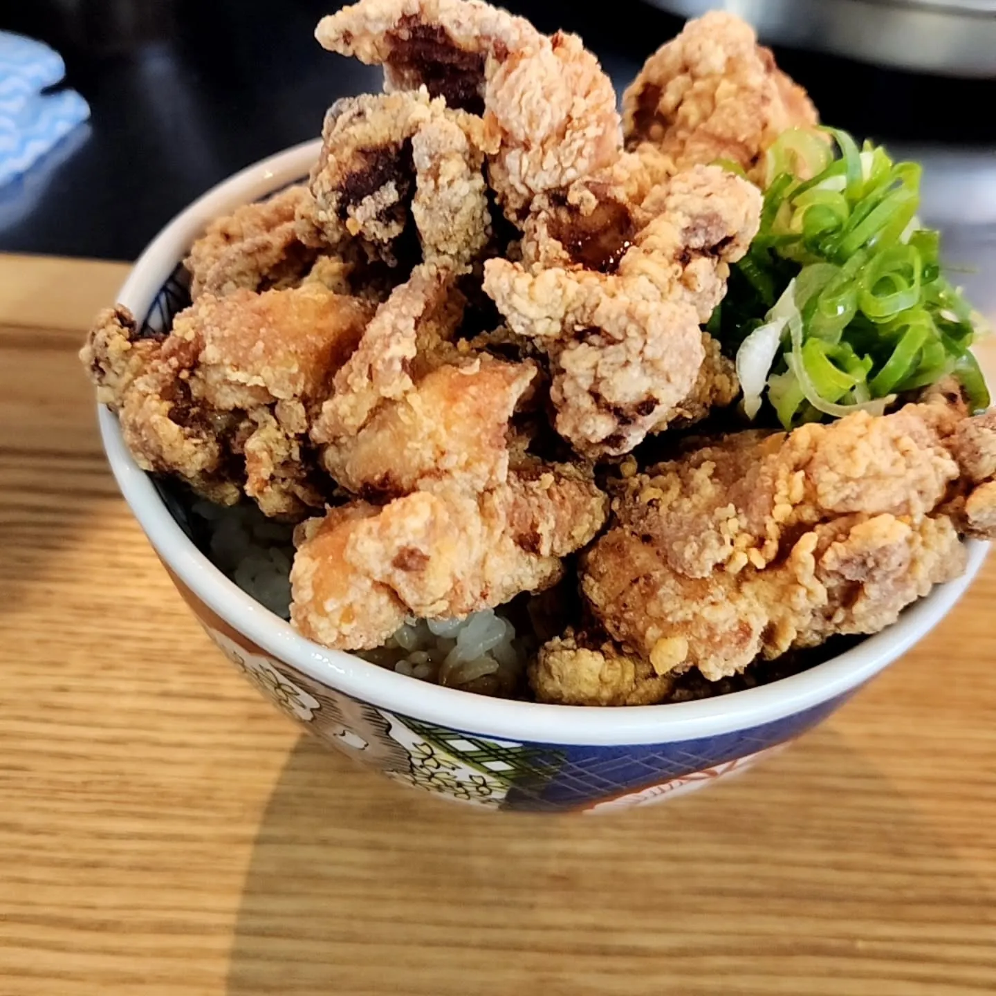 当店の鳥の唐揚げ丼　並盛　です😋