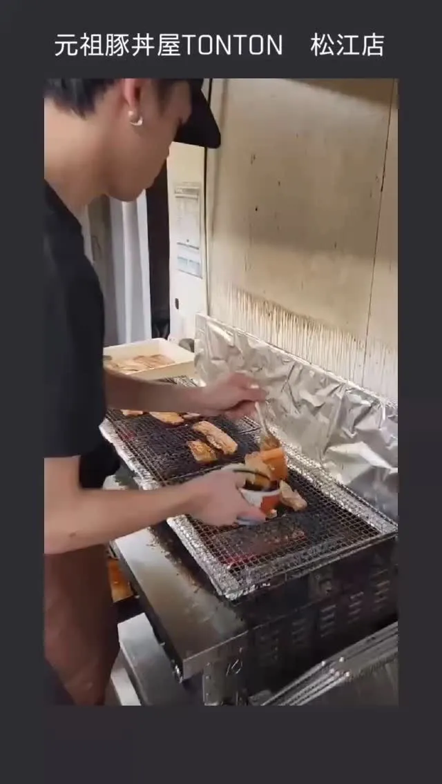 昼11:00、夕方17:00のオープン前に並んでいただいた方...